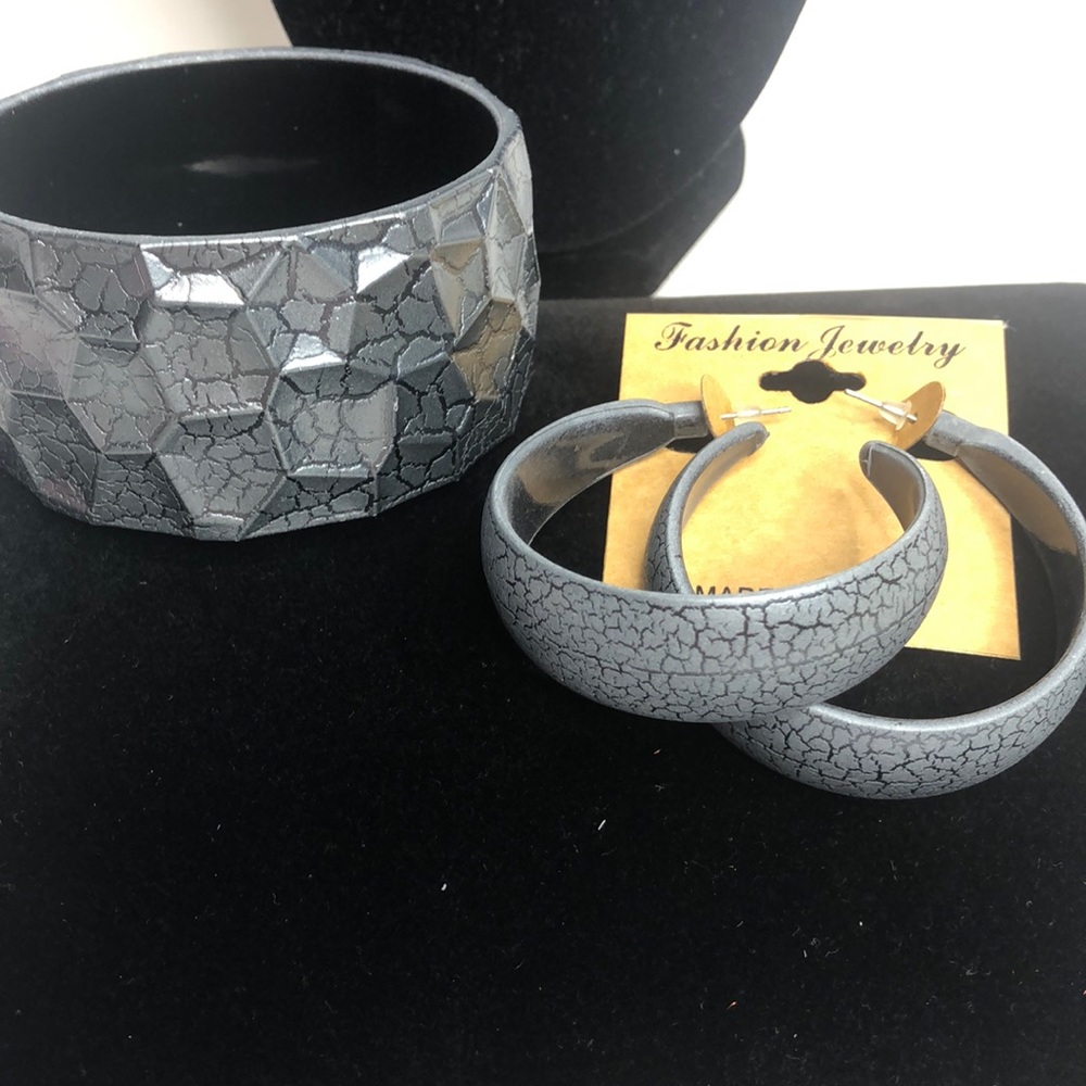 New Crackled look gray earrings/ bracelet 5/$20❤️